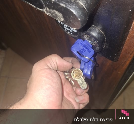 החלפת צילינדר ישן בצילינדר חדש בדלת כניסה